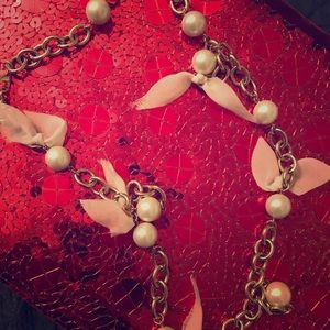 Ann Taylor classic Pearl necklace